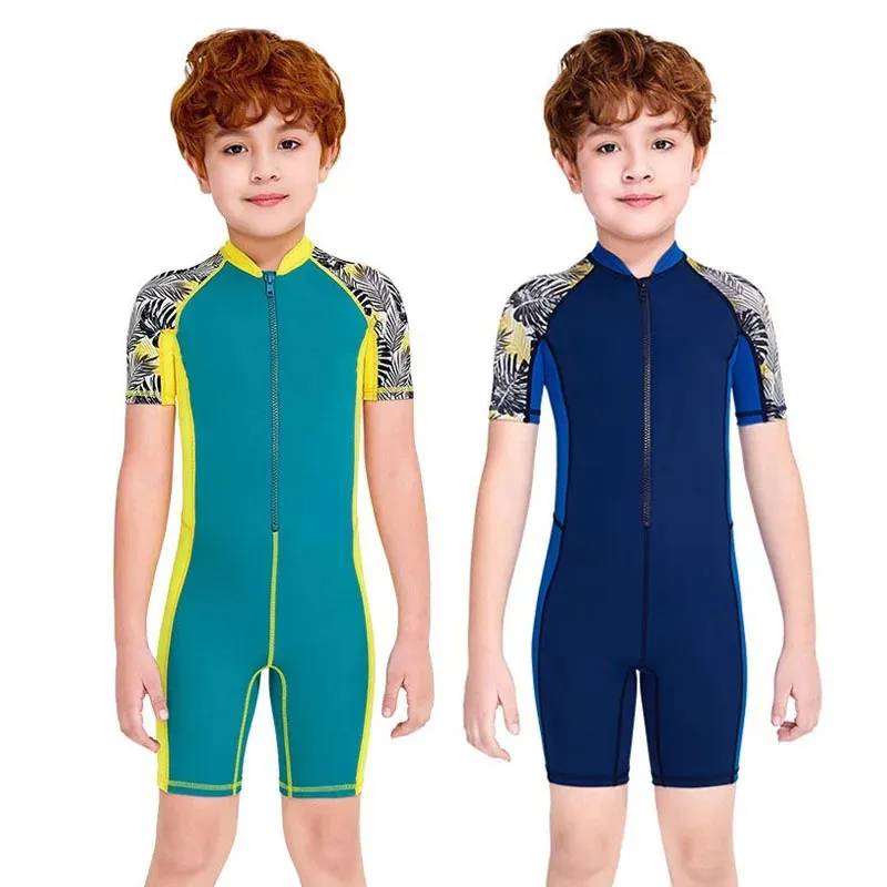 Onepiece Quick Torking Summer Boys Badkläder Barn Baddräkter Kid Hög ärm Sun Protection inklusive Swimming Caps 240415