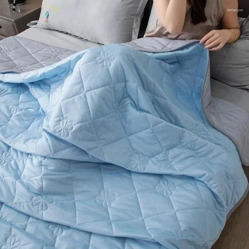 夏の夢のための毛布冷却毛布ソファベッドの快適柔らかい両側薄い