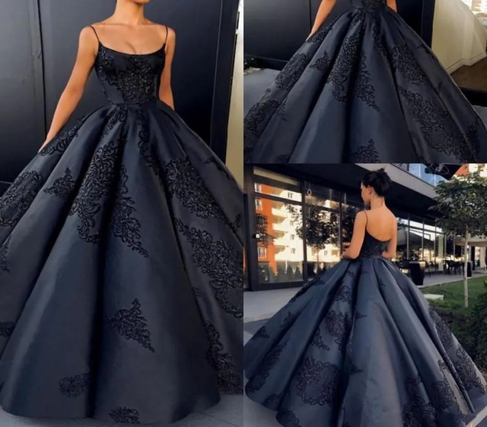 Backless Evening Dresses Ball Gown 2019 Spaghetti Straps Spetsapplikationer Plus Size Prom Dress Floor Long Long Long Satin Black Formal 4937144