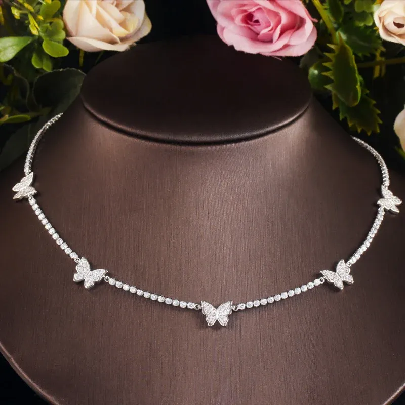 Naszyjniki trzygracje 2020 mody słynna marka biżuteria elegancka motyl upuszcza cz biały kryształowy wisiorek Chocker Naszyjnik dla kobiet PN104