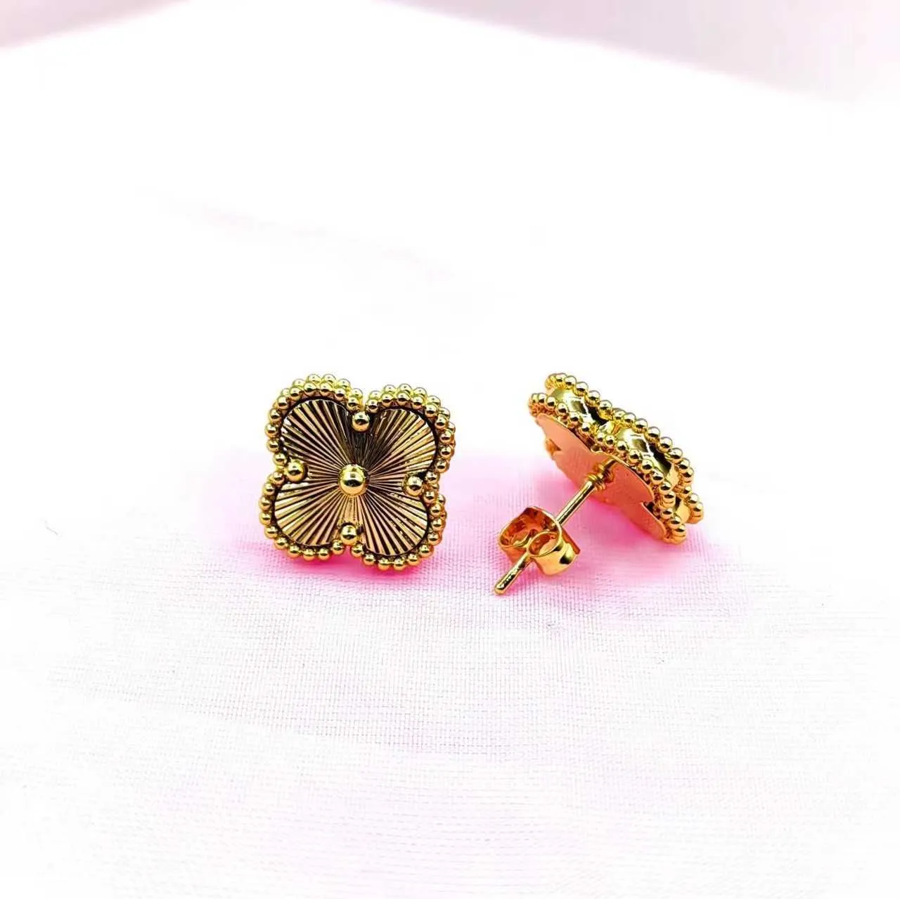 Designer Charm High Edition Van Gold 18K Lucky Clover Flover Boucles d'oreilles Fashion Versatile incolore