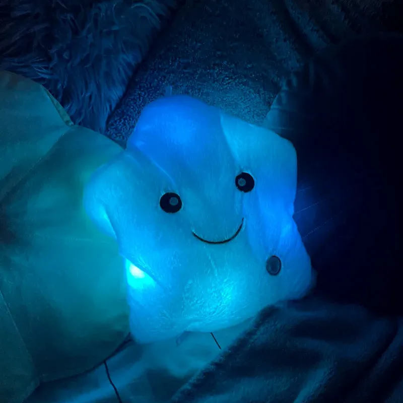 Bebekler Yaratıcı Oyuncak 34cm Aydınlık Yastık Yumuşak Dolgalı Peluş Peluş Peluş Renkli Yıldızlar Yastık LED Işık Oyuncakları Çocuklar İçin Hediye