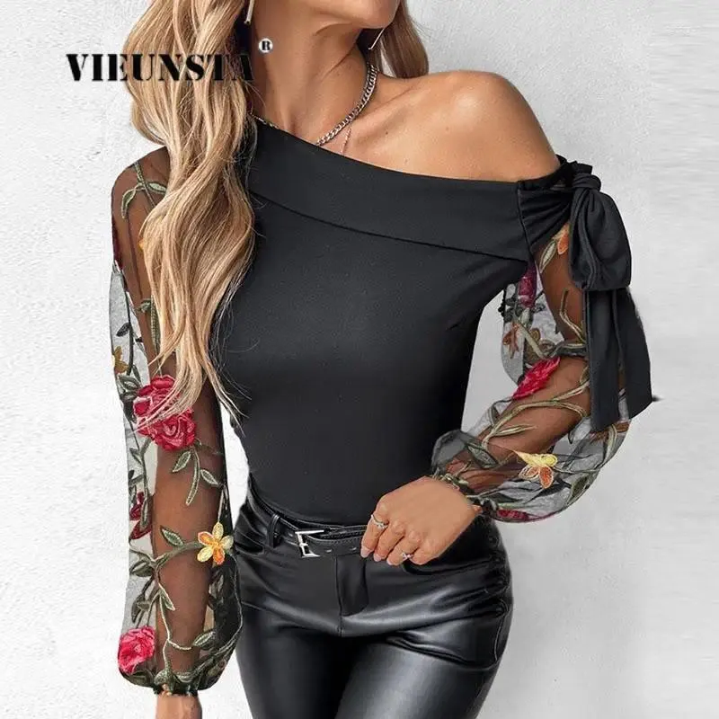 Blouses des femmes 2024 Spring Femmes Sexy Skew Collier Lace-Up Bow Tops Fashion Patchwork Lace Broidered Long Sheve Shirts Ladies Commute
