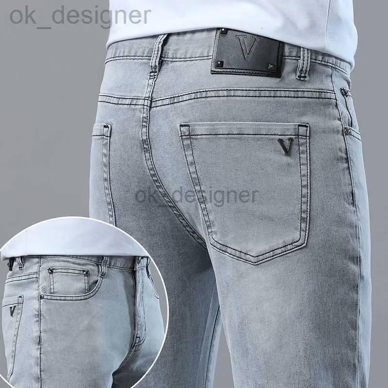 Herren Jeans Designerin New Jeans Herren Waren Frühling und Sommer Neue schlanke Füße elastischer Freizeithosen Trend