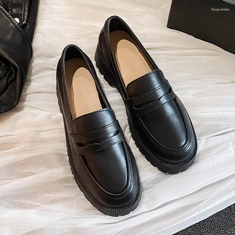 Casual skor kvinnor 4 cm låga klackar retro brittiska stilar mjuk läder kvinnlig klassisk kortfattad yttre dam eleganta dagliga loafers