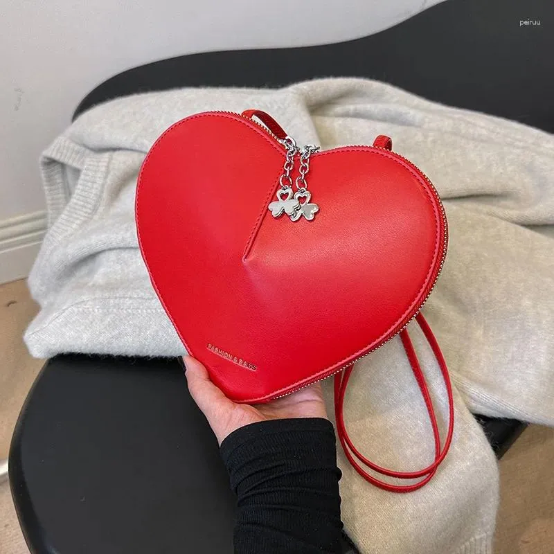 Axelväskor damer röd kärlek crossbody hjärtsaxväska för kvinnor mini sling mode påse valentin lyxhandväska