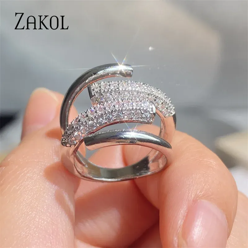 Bands Zakol Exquis micro-réglage Zircon Metal Cross Opening Anneaux pour femmes bijoux de luxe des filles gothiques