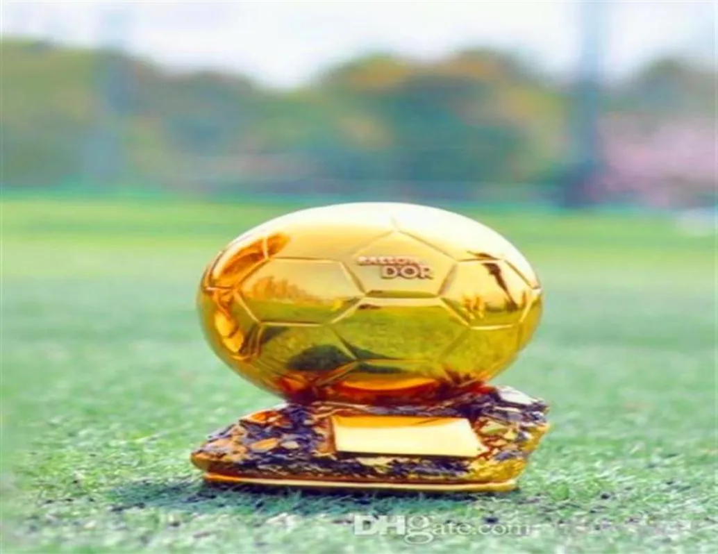 Vendendo il Ballon D039or Gold Trophy Resin Craftwork Golden Ball Award Trophy 26cm Fan Football Cup Cup Decoration309M1923730