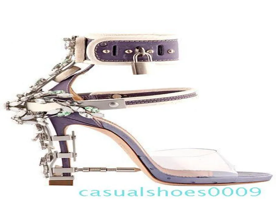 Sandalia Feminina Luxury Metal High Heel Crystal Designer Femme PVC Sandales Préparez la sandale de la sangle à la cheville.09C2631237
