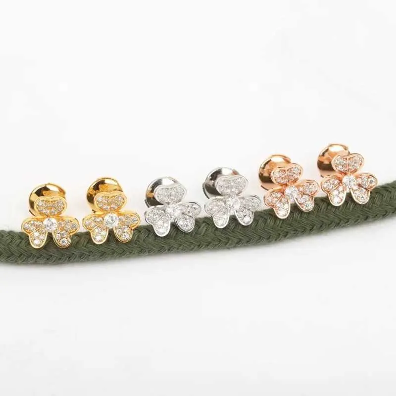 Charme de créateur Van Gold Gold Orees Clover Premium Edition adapté au style simple et élégant des femmes avec des fleurs de pétales de diamant brillant 18K