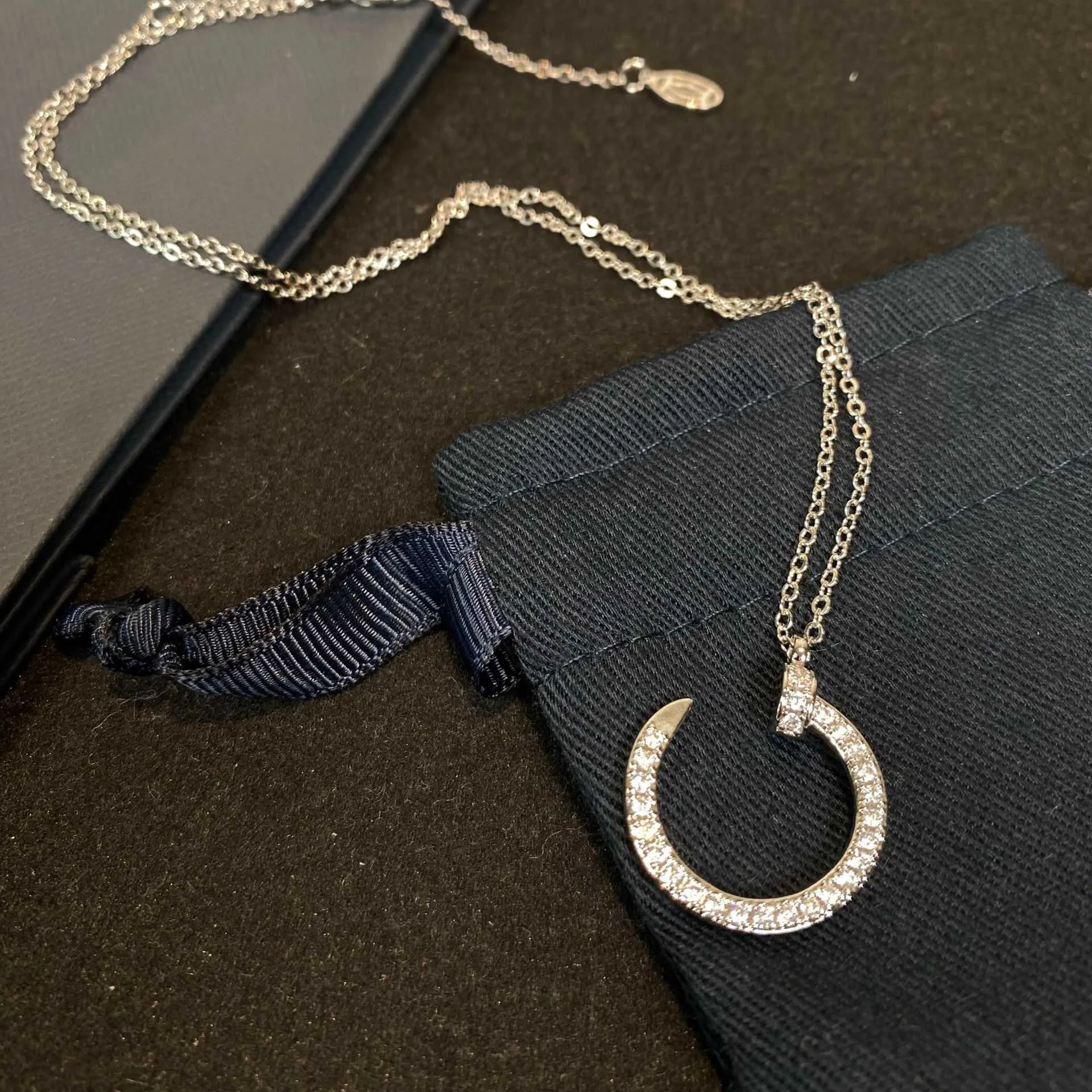 Hoogwaardige luxe ketting modieuze en veelzijdige nagelketting hanger met diamanten sleutelbeenketen voor mannen vrouwen licht luxe valentijnsdag