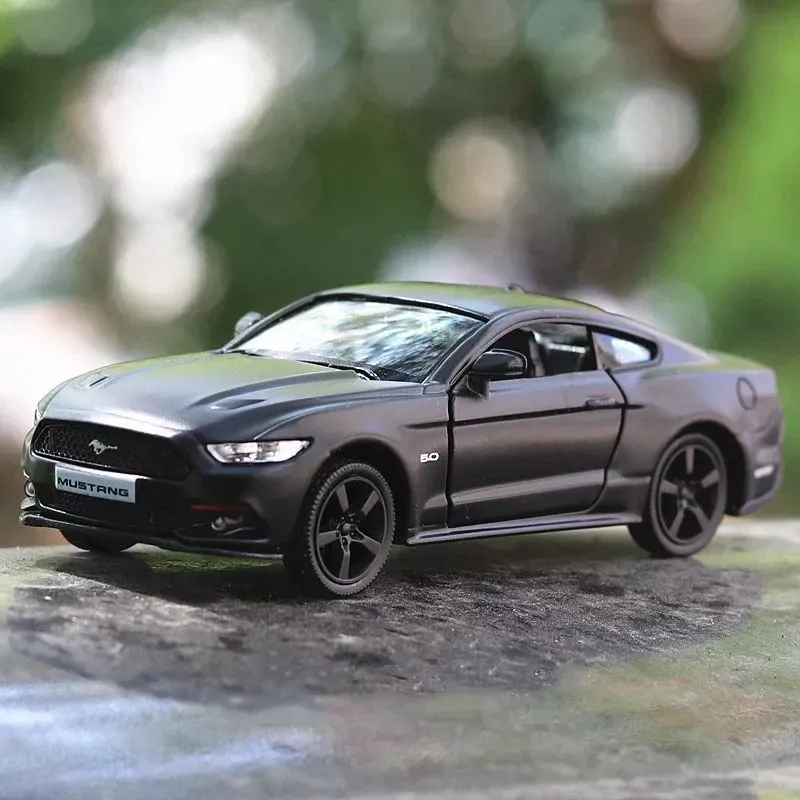 Bil 2015 Ford Mustang GT Supercar 5 tum metallbilsimulering Utsökta diecasts leksaksfordon RMZ City 1:36 Legeringssamlingsmodell