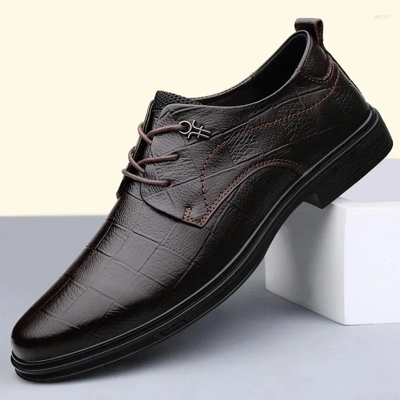 Casual Shoes 2024 Trend Mens Social Dress äkta läder Oxford Soft Male Formal Walk Derby Elegantes Retro Adulto