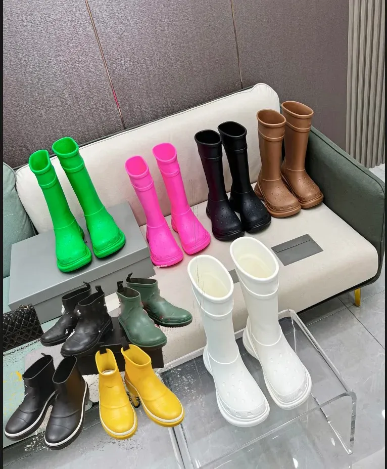 Botas de grife de tubo comprido borracha de borracha feminina vintage Sapatos casuais de chuva para chuva de chuva tênis de chuva curta
