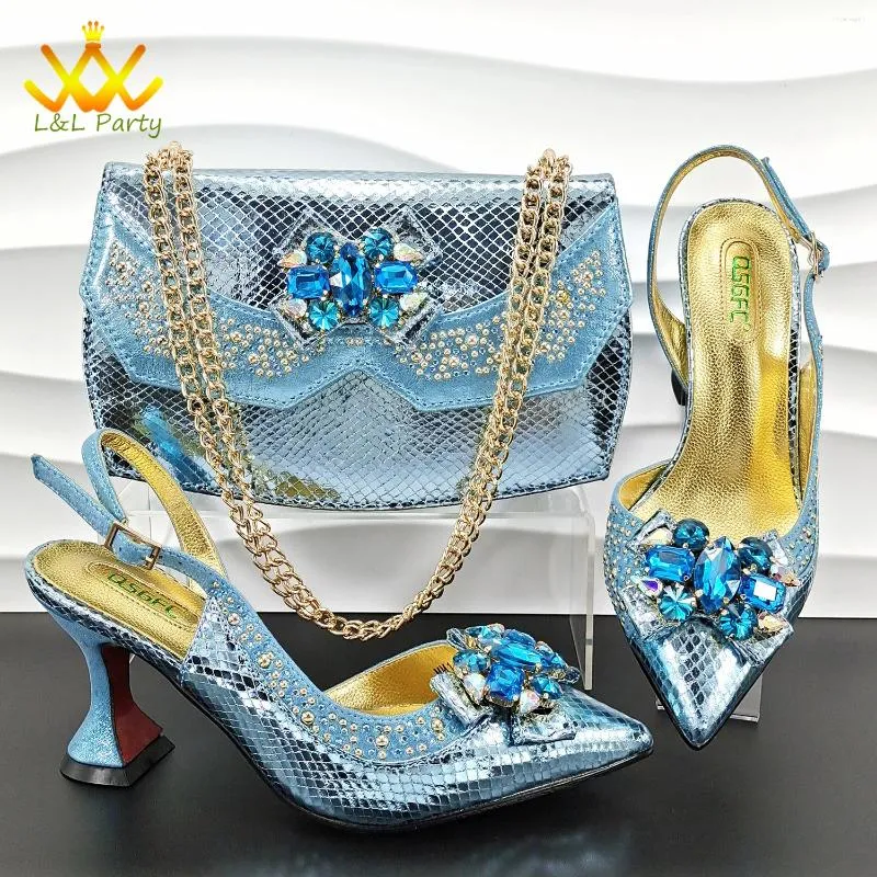 Обувь для обуви продает журналы 2024 Итальянский дизайн и сумка, чтобы соответствовать небо синий цвет с сияющим хрусталем для вечеринки