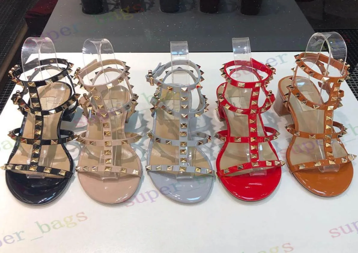 Designers Mulheres sandálias de saltos altos festas moda rebites femininos sexy sapatos de verão praia tiras duplas slides 34411972906