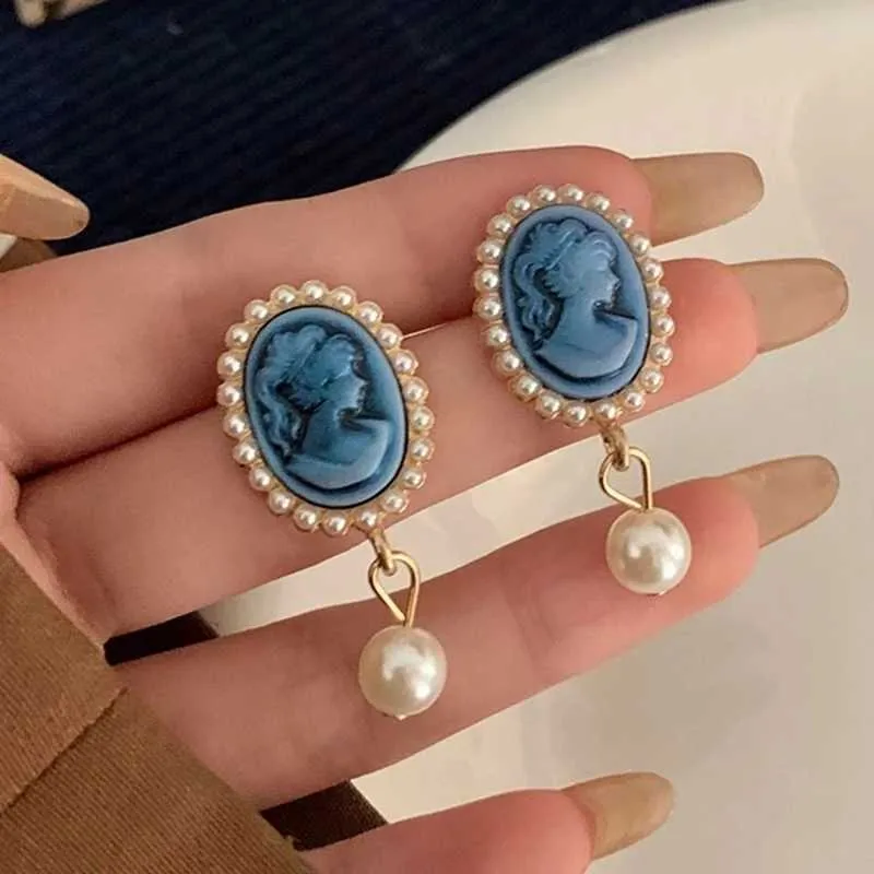 Charm Vintage Palace Style Blue Cameo Queen Head Portrait Earrings Ins Retro Temperament Baroque Pearl S925 Silver Needle Earrings Y240423