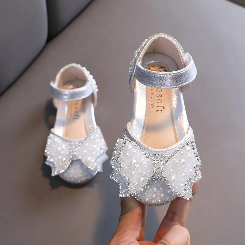Girls d'été Flat Princess Sandals Sequins Fashion Bow Baby Shoes Kids Party Wedding E618 240415
