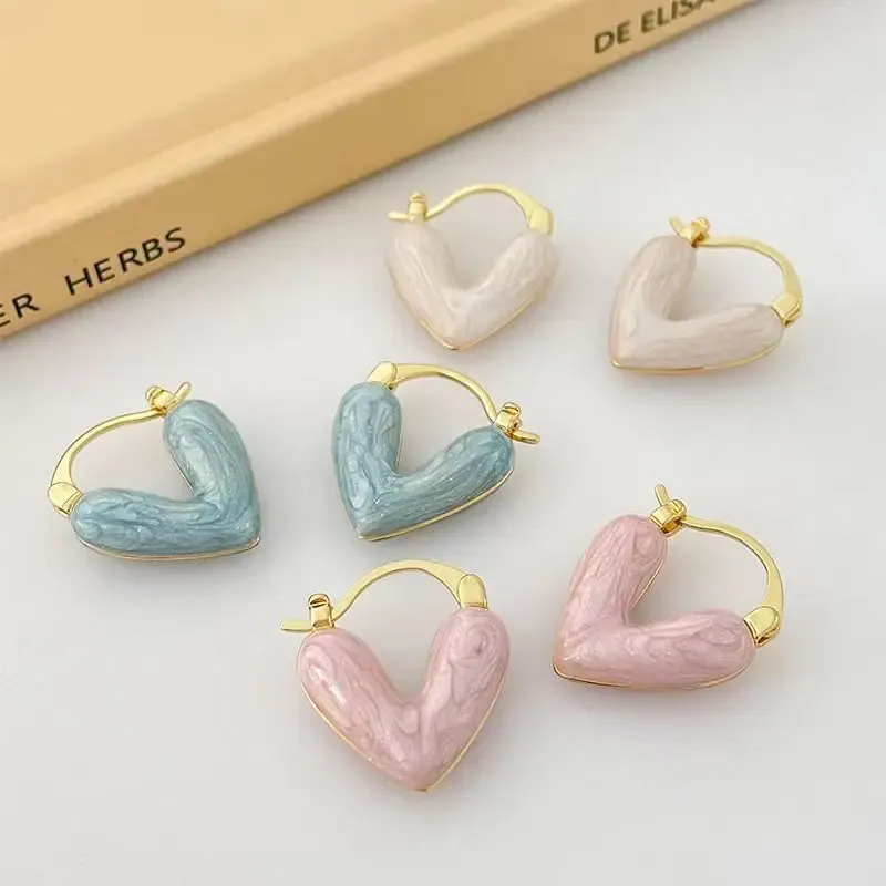 Clips Fashion White Love Heart Hoop Earrings for Women Girls Light Luxury Enamel Stud Buckle Senior Sense 2023 New Trend Jewelry