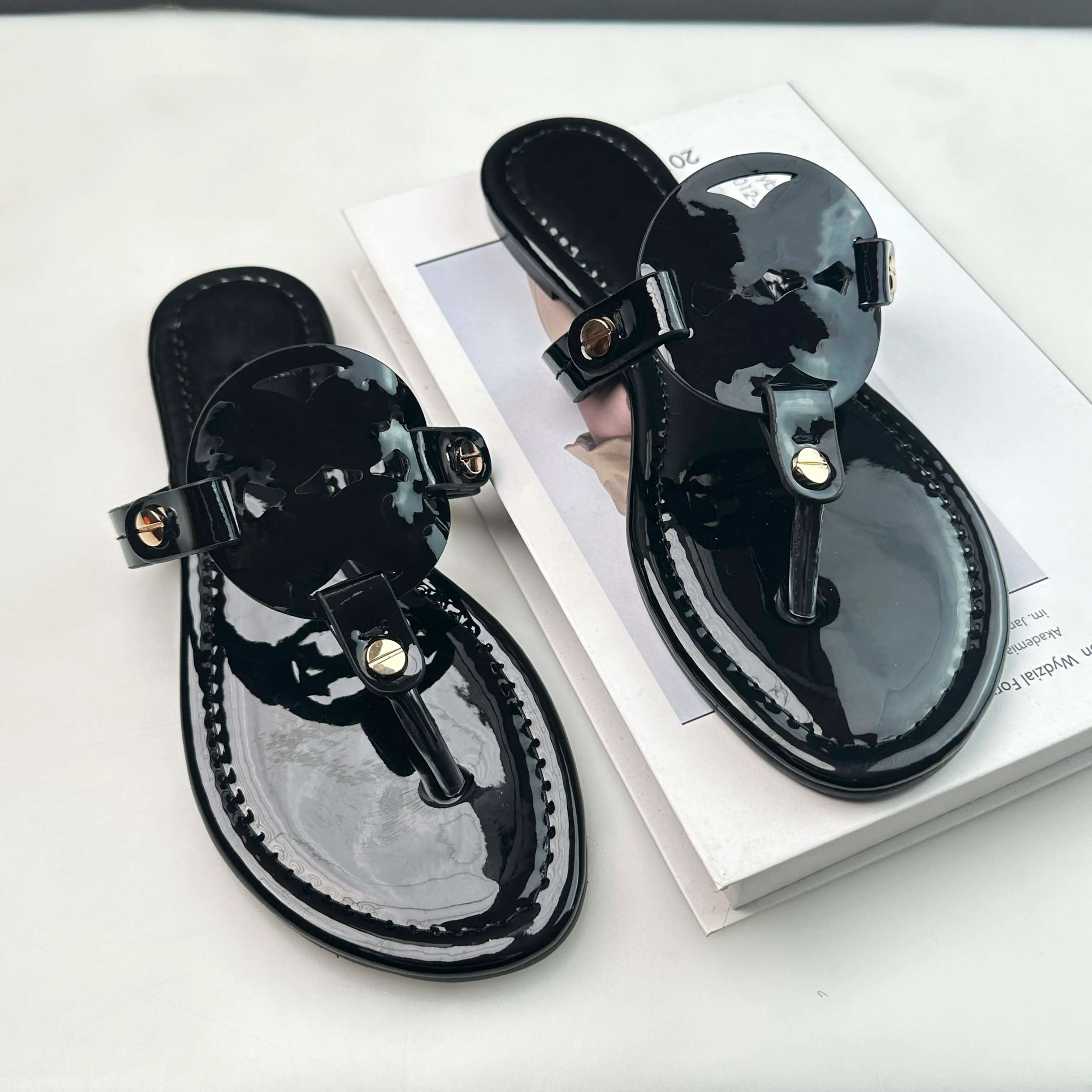 디자이너 신발 여성용 슬리퍼와 샌들 세련된 여름 슬리퍼 헤링본 슬리퍼 평면 바닥 해변 신발 발가락 슬리퍼 디자이너 샌들