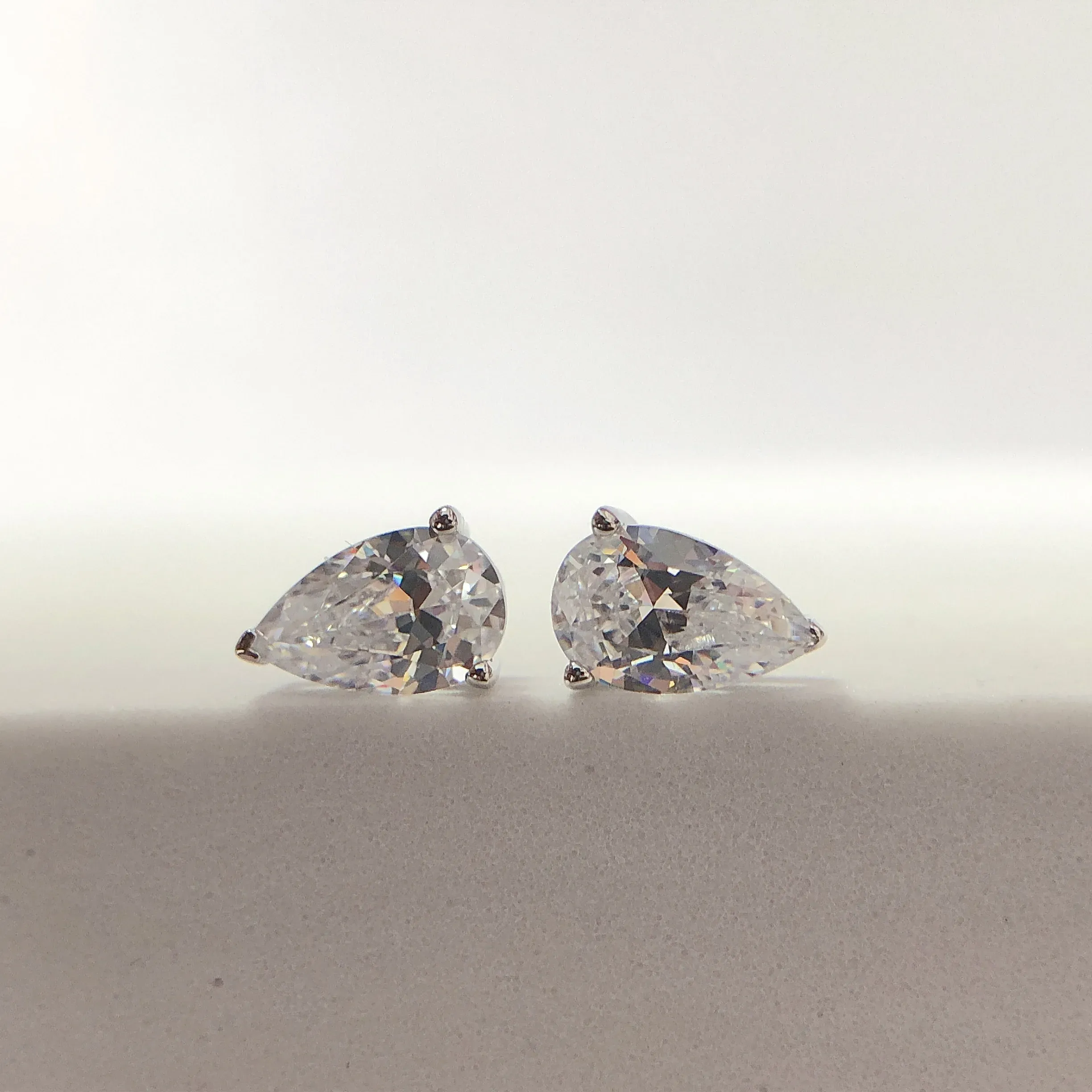 Earrings (Total 2Ct) 1Ct each ear D Color VVS1 Pear Cut Moissanite Stud Earrings Solid 14K White Gold Women Jewelry 071