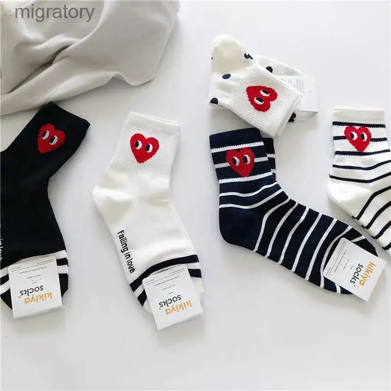 Herrstrumpor Leisure and Sports Polka Dot Socks Korean Version Black and White Stripes Monochrome Fashionable Stylish New 600 YQ240423