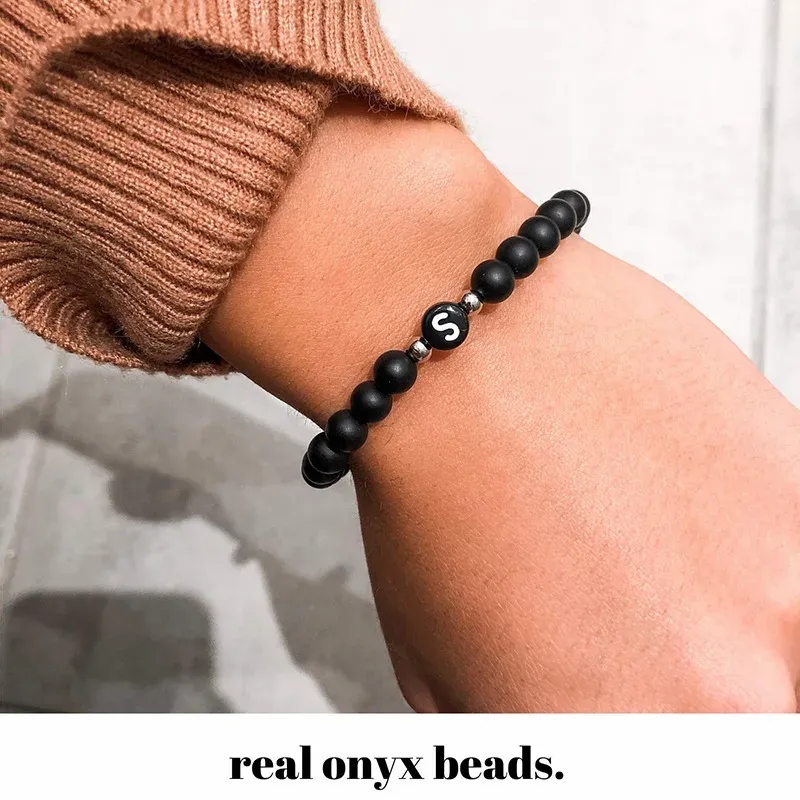 STRANDS NIEUW Trendy 26 eerste letters armbanden mannen vrouwen zwart mat natuurlijke matte steen alfabet kralen armband vriendschap sieraden