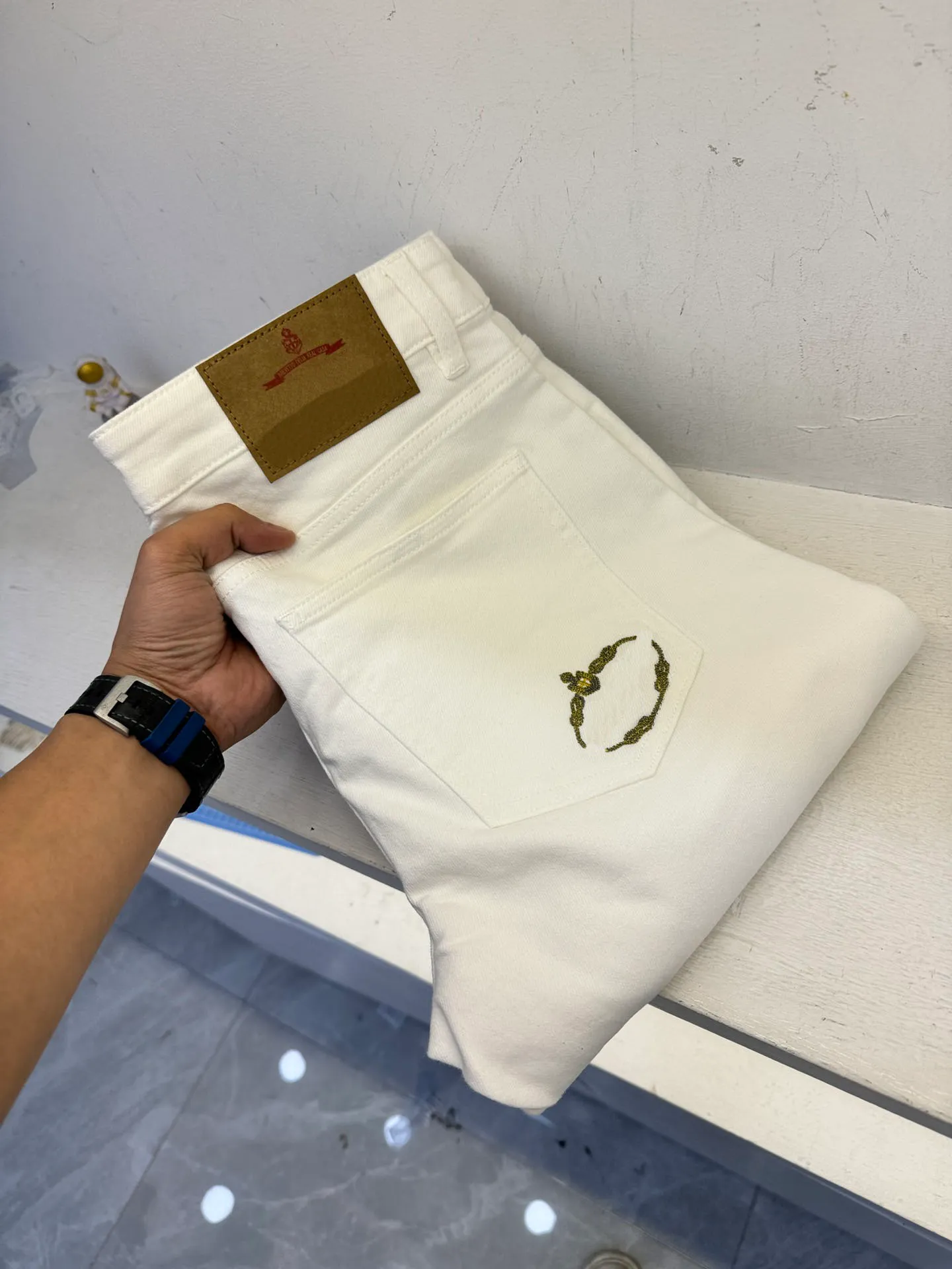 2024 Summer Designer Jeans Fashion Band Pocket Borderyer Design White lápis jeans de alta qualidade jeans