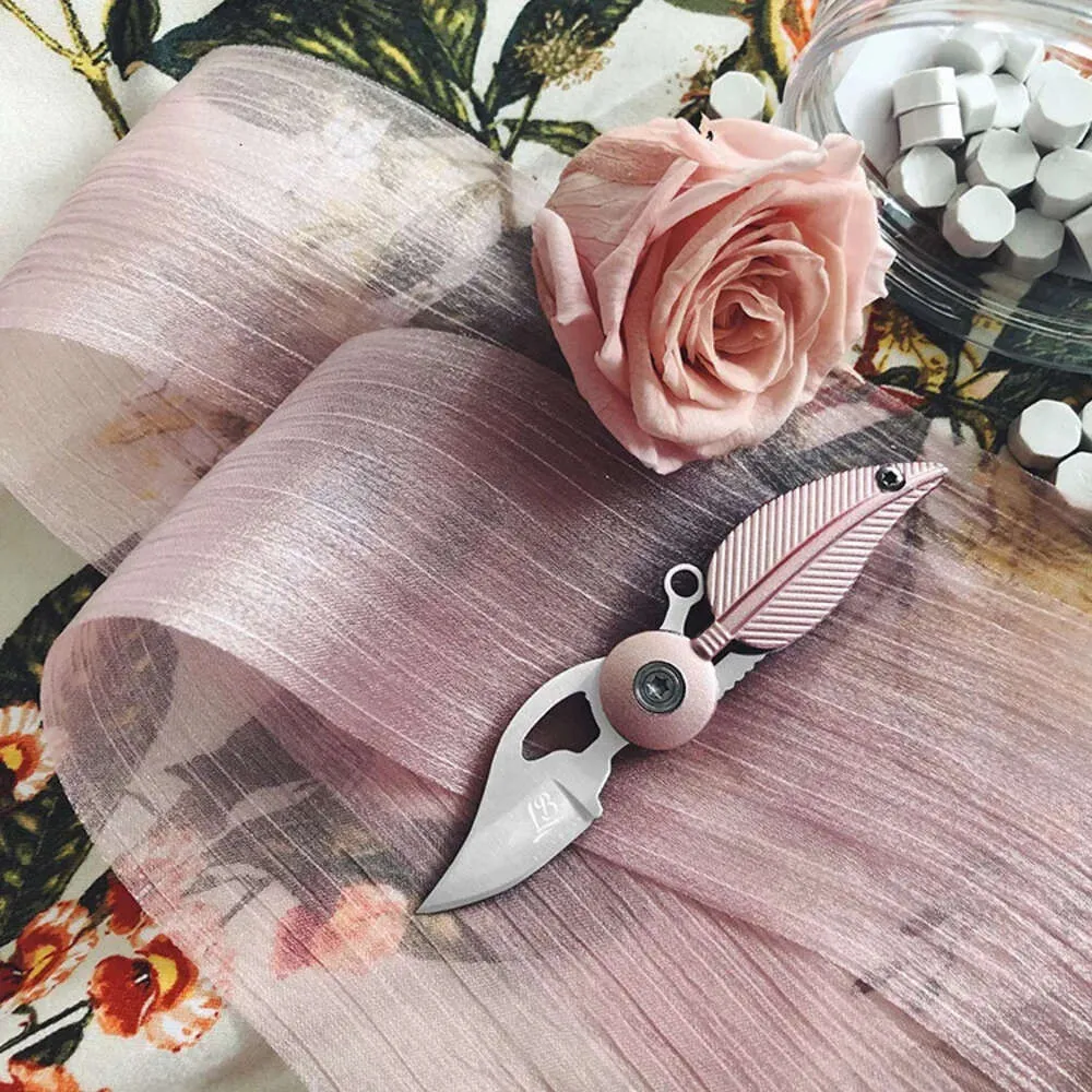 Creative Mini Feather Knife Girl Self Defense Outdoor Fruit Couteau Keychain multifonctionnel Couteaux de lame pliante pliante portable