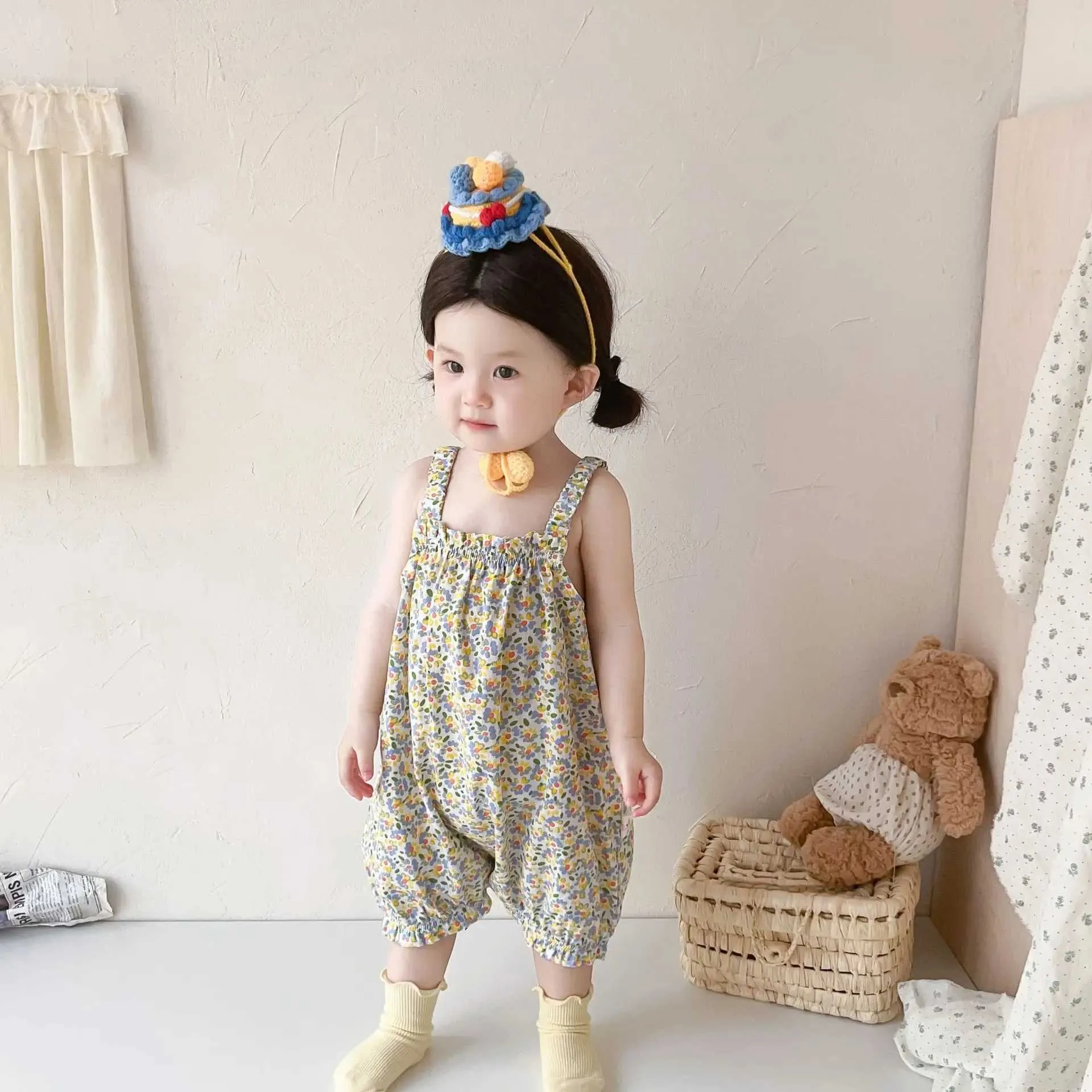 Rompers 2023 Zomer nieuwe babymeisje mouwloze bloemen jumpsuit katoenen baby losse slinger broek pasgeboren peuter romper kleding H240423