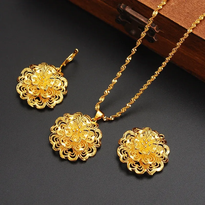 Colliers New Dubai Gold Couleur luxueuse Fashion Africain Big Flower Jewelry Set Femmes Girls Charmes Pendant Collier Boucles d'oreilles Cadeau