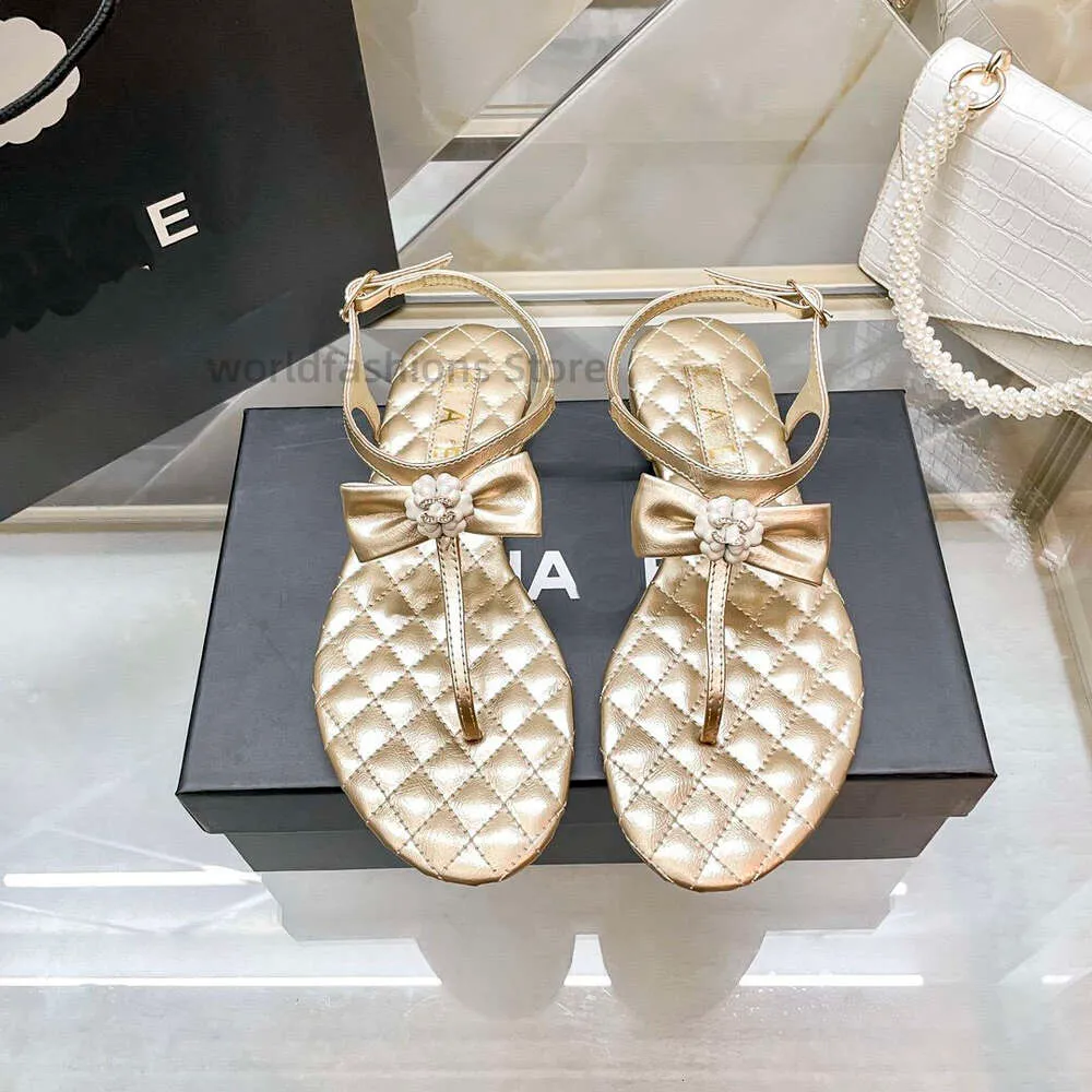 Summer Flip Flop Sandals Luxury Rhinestone Flat Sandals for Travel Casual Wear