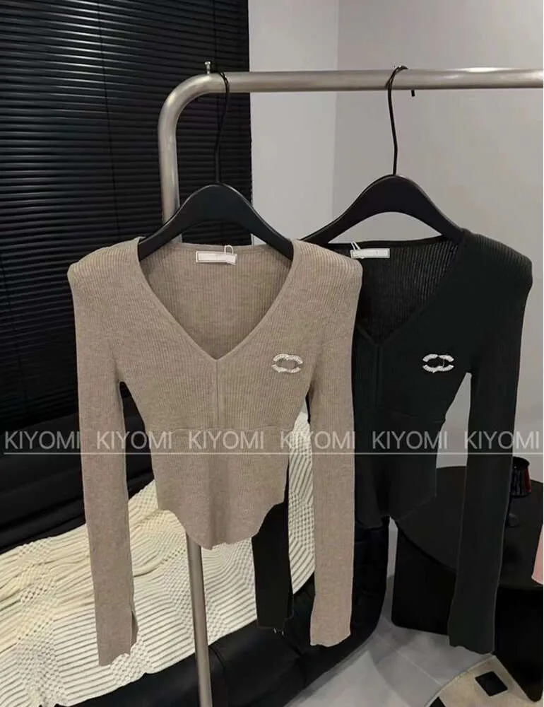 High-quality Luxury Version Of Spring New Brooch Shoulder Pads Early Autumn New Small Fragrance Sweater Top Thin Slim Sexy Short Sweater 36434