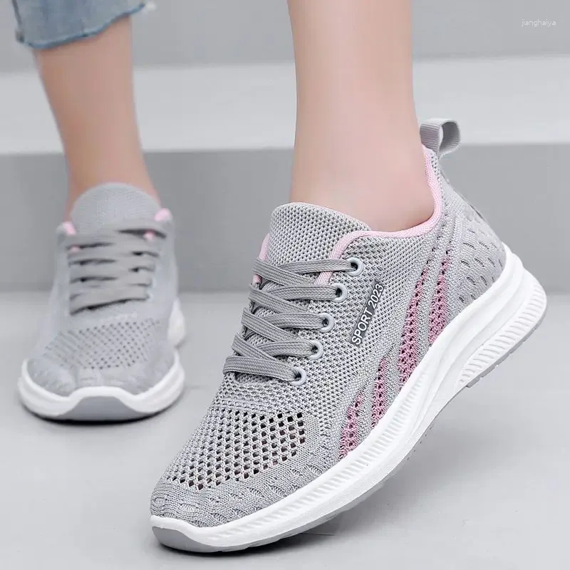 Chaussures décontractées 2024 Été Fashion Fashion Tricoted Mesh Hollow Breathable Plat Light Light Ponde Running Running