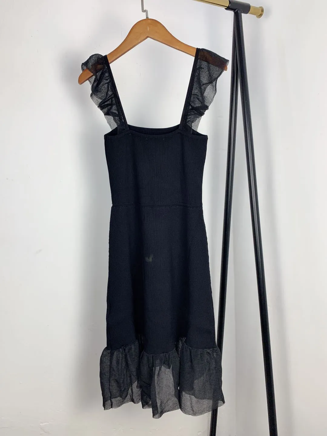 Ny Sandro spets och rufsad fiskstopp kort kjol med hängslen, stickad klänning, feminin kjol