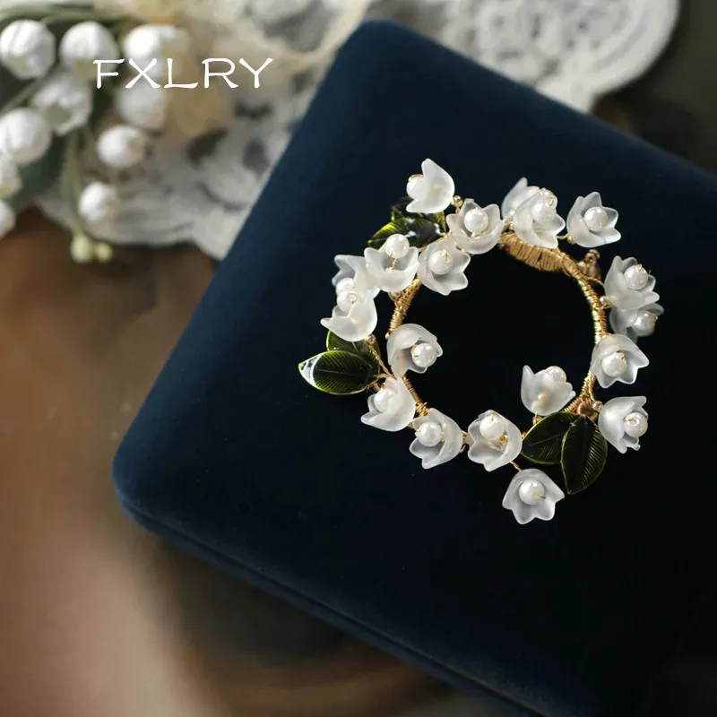 Broschen Fxlry Original Design handgefertigt natürliche Perle Lilie des Valley Brosche Pullover Pin für Frauen Schmuck