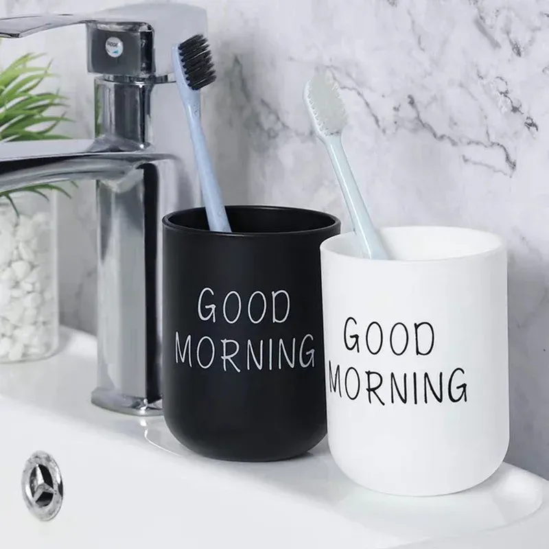 Têtes Nordic Letter Bathroom Tobole voyage portable brosse à dents couple couple de salle de bain lavage en plastique tasse de lavage en plastique bonjour support de brosse à dents