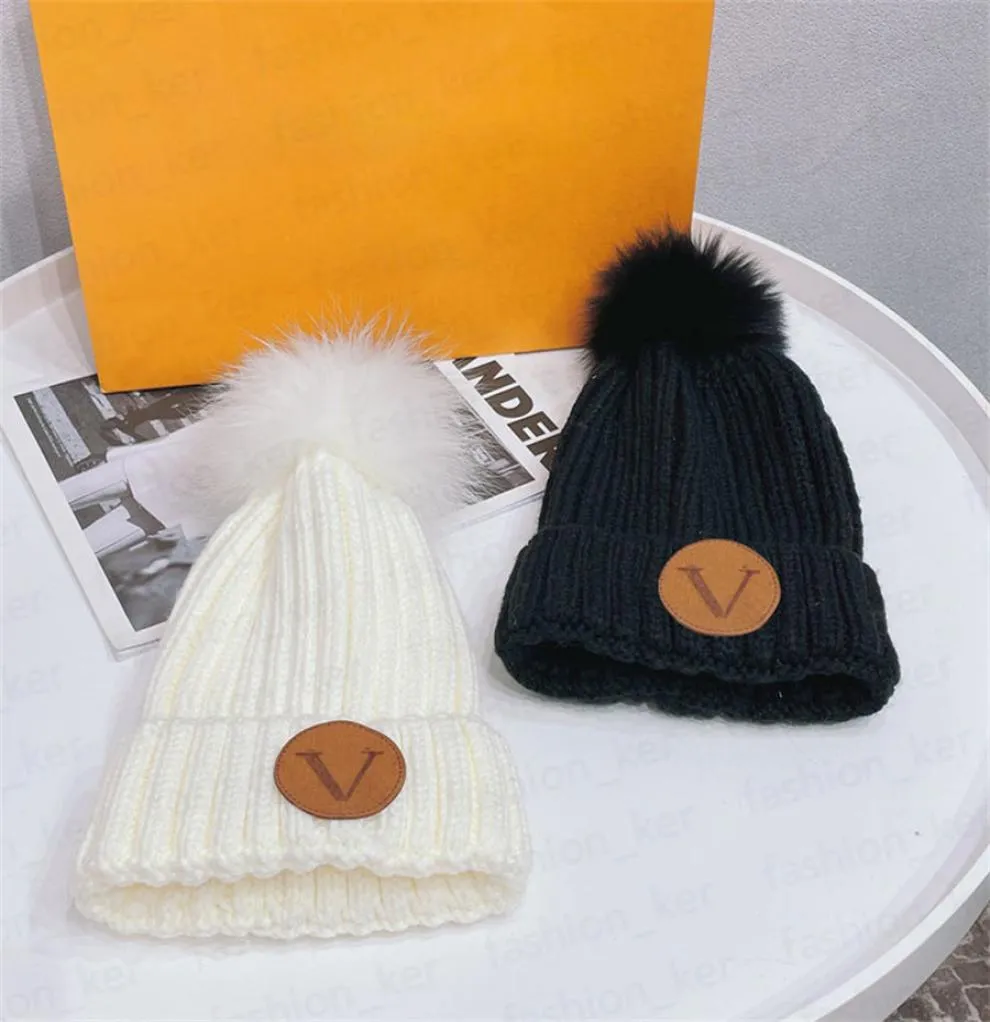 Designer stickad hatt beanie fuzzy bollar hattar fax päls hår mode varumärke för man kvinna vinter varm mössa 6 färger toppkvalitet6933919