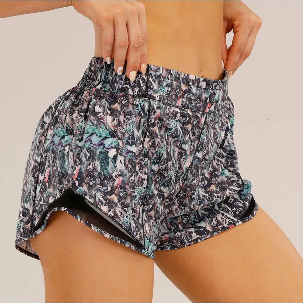 Lulumon shorts sommarprodukt Nytt kvinnors slips färgade tryckta löst fritidssportshorts för kvinnor