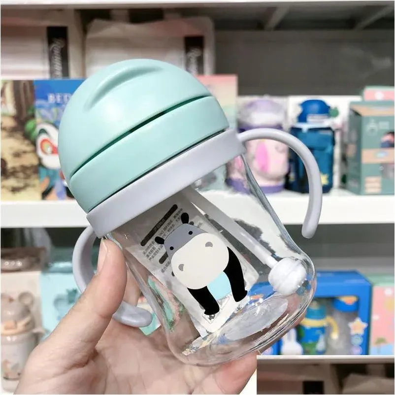 Bouteilles de bébé # 250 ml Cup d'alimentation en plastique de qualité alimentaire avec des enfants caricaturés à l'épreuve de la fuite apprend des tasses d'entraînement en tout-petits à bouteille de consommation 2 DHR1H