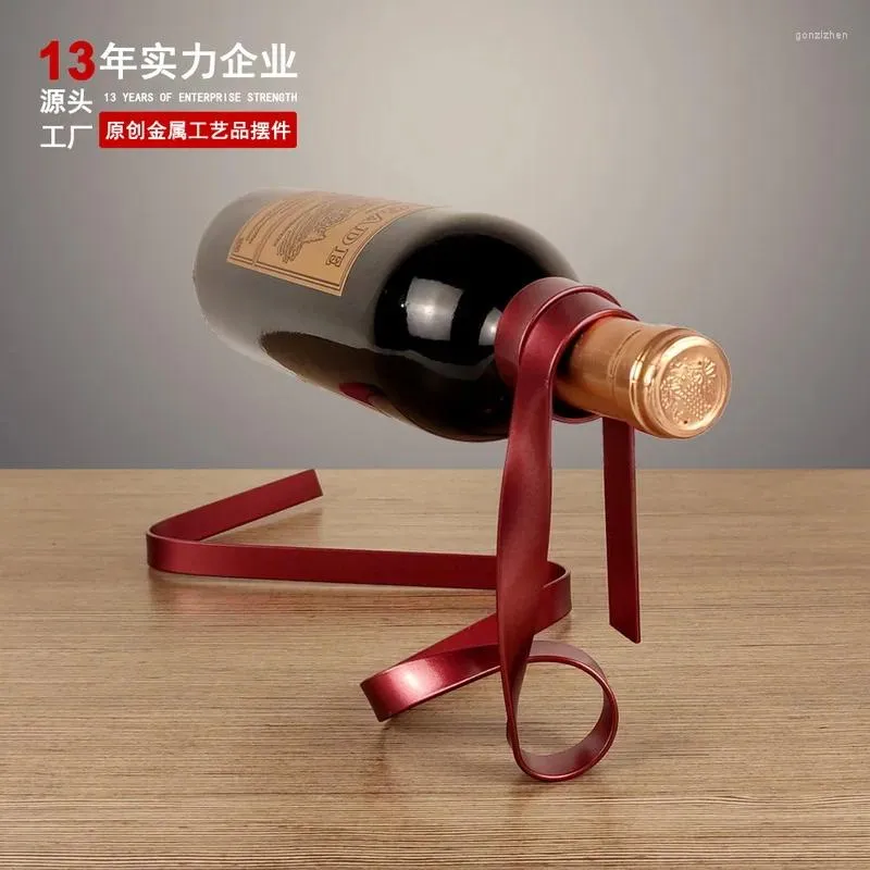 Dekorativa figurer Magisk upphängd metall Silk Ribbon Wine Rack Handikraft Personlig kreativitet El Bar Counter Dekoration Modernt hem