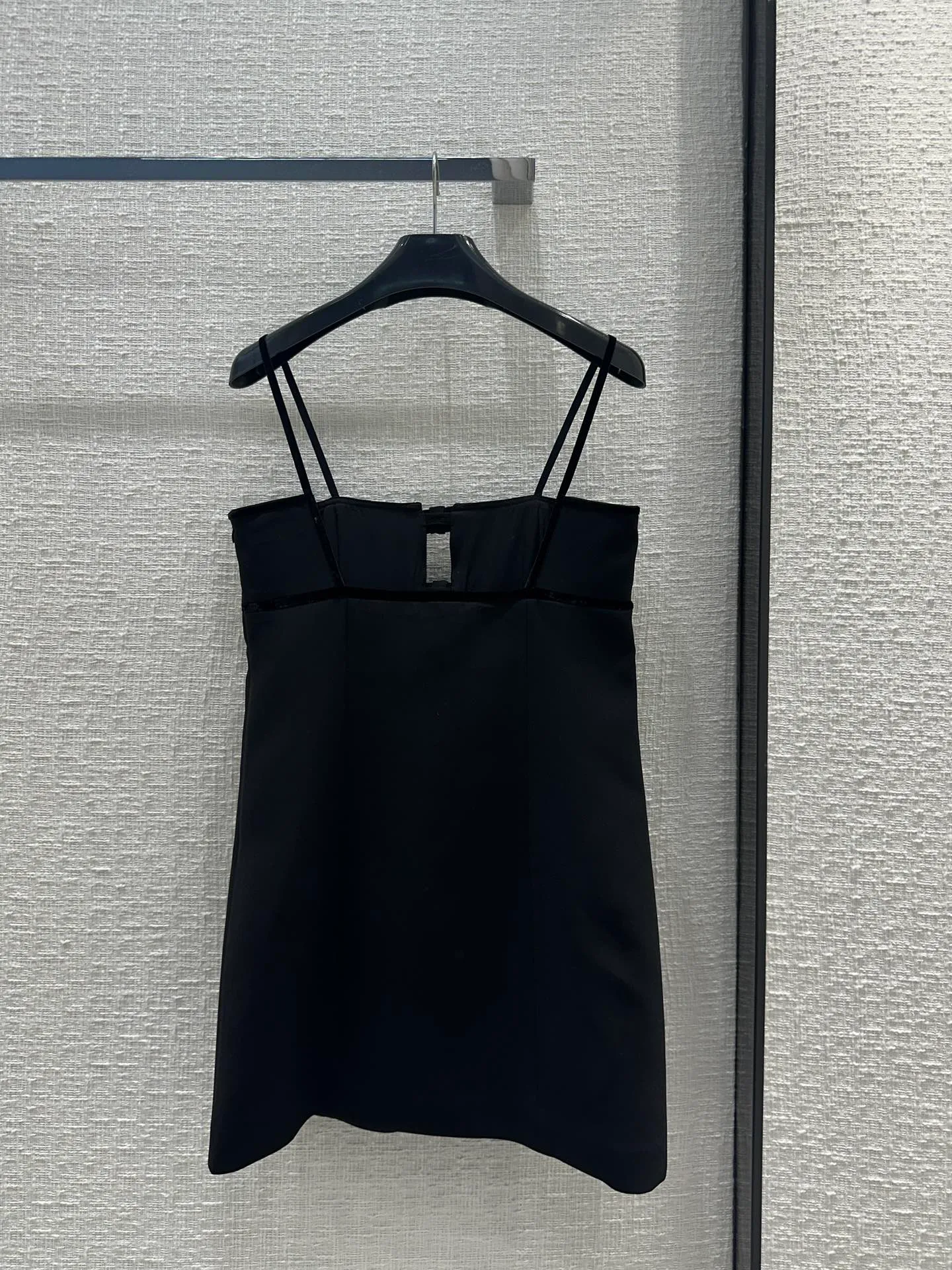 Robe de créateur avec suspense, petite robe noire sans bretelles, conception de nœud en velours patchwork, 24 jupe de design au début du Temperrament au début du printemps
