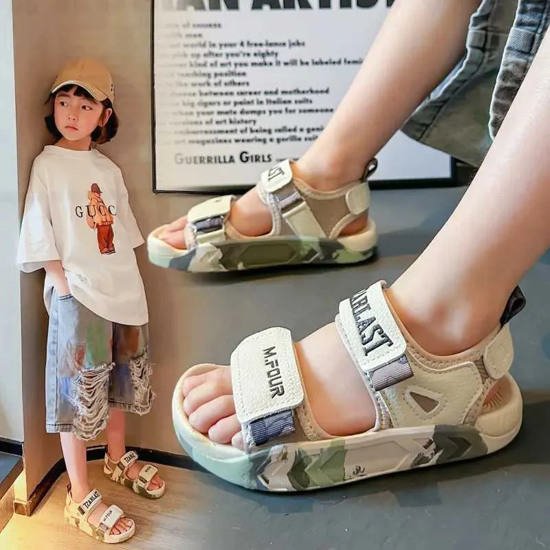 Sandali per bambini slippisti ragazzi baotou anti -calcio di protezione dei piedi sandali 2023 estate nuove ragazze camo beach shoe beach scarpe casual y240423