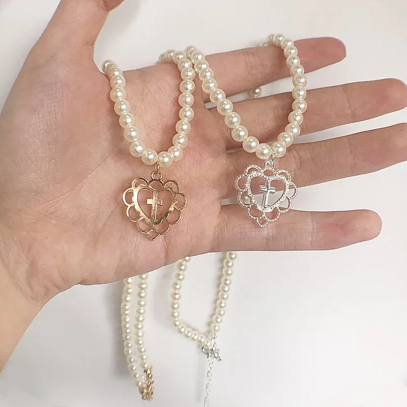 Necklaces Retro Girl Hollow Love Cross Pendant Pearl Necklace Chocker Clavicle Chain Necklace Fashion Jewelry for Women Beads Hot