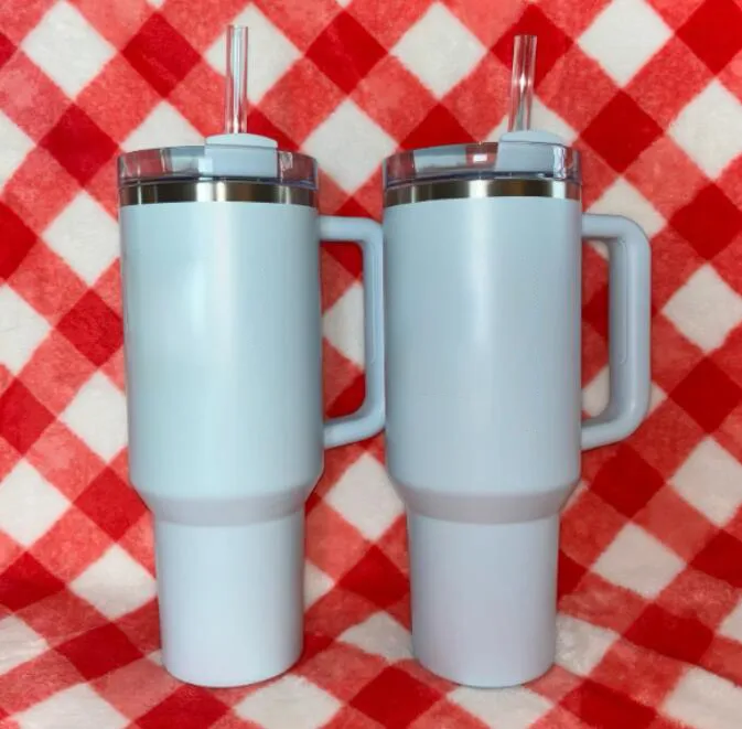 US -Stock Neues Springblau -Ziel Rot Ready to Ship Becher Quencher Tumbler H2.0 40 Unzen Tassen mit Silikongriff Deckel und Stroh 2nd Generation Car Becher Wasserflaschen