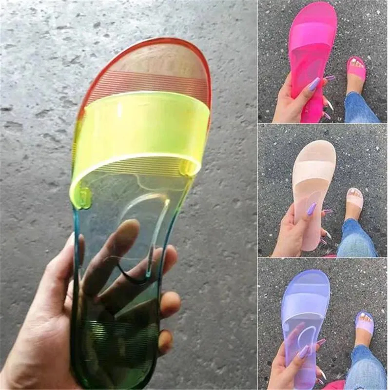 Hausschuhe 2024 Sommer Frauen Süßigkeiten Farbe transparente Glasschuhe flacher Boden plus Größe Strand Sandalen Schuhe Ladies Casual Ein-Wort-Gelee