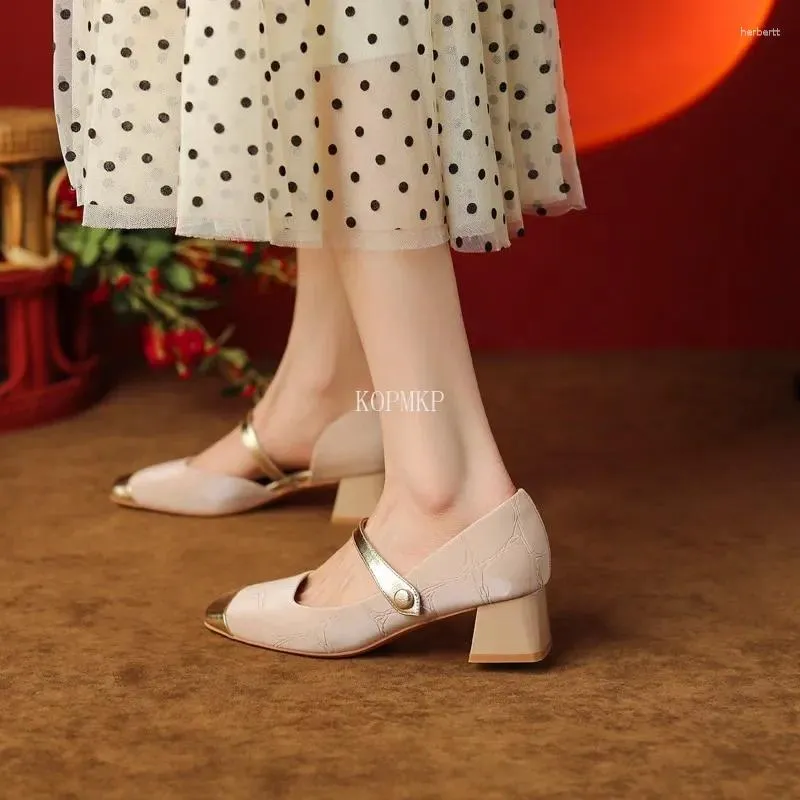 Klädskor sexig 2024 Kvinnor Sandaler Square Toe Mary Janes Gold Pumps Patchwork Mid Heels Mixed Color Designer Zapatos Mujer