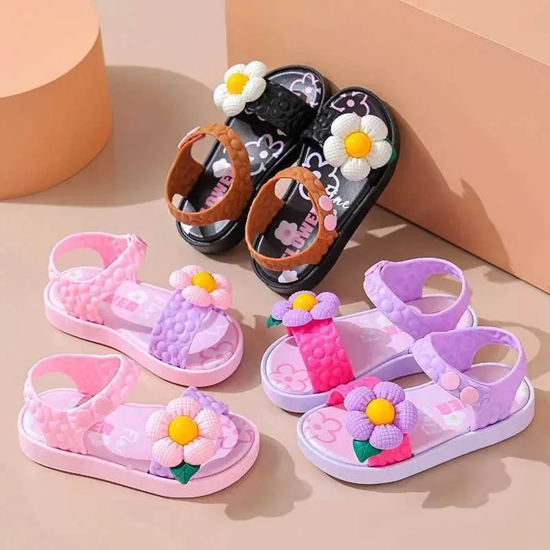 Slipper Childrens Sandals2024 Летние не скользящие мягкие подошвы на улице одеты в детские туфли для мальчиков и девочек на улице в сандалиях Y240423