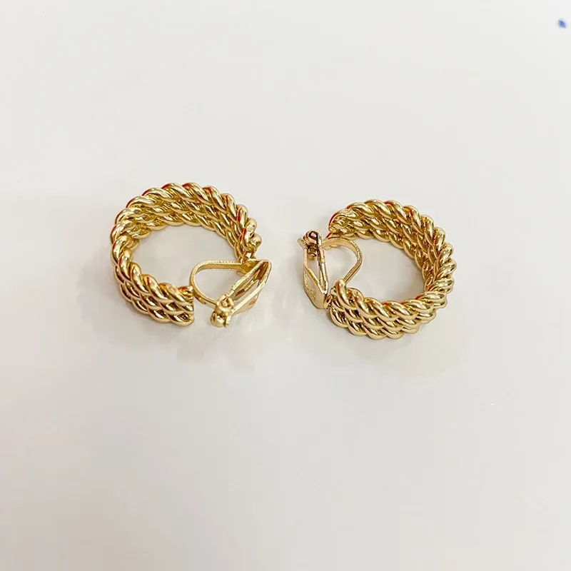 Boucles d'oreilles simples Golden Twenn Small Round Eart Clims d'oreilles femelles Femelle European American Retro C Clip en forme de boucles d'oreilles sans piercing