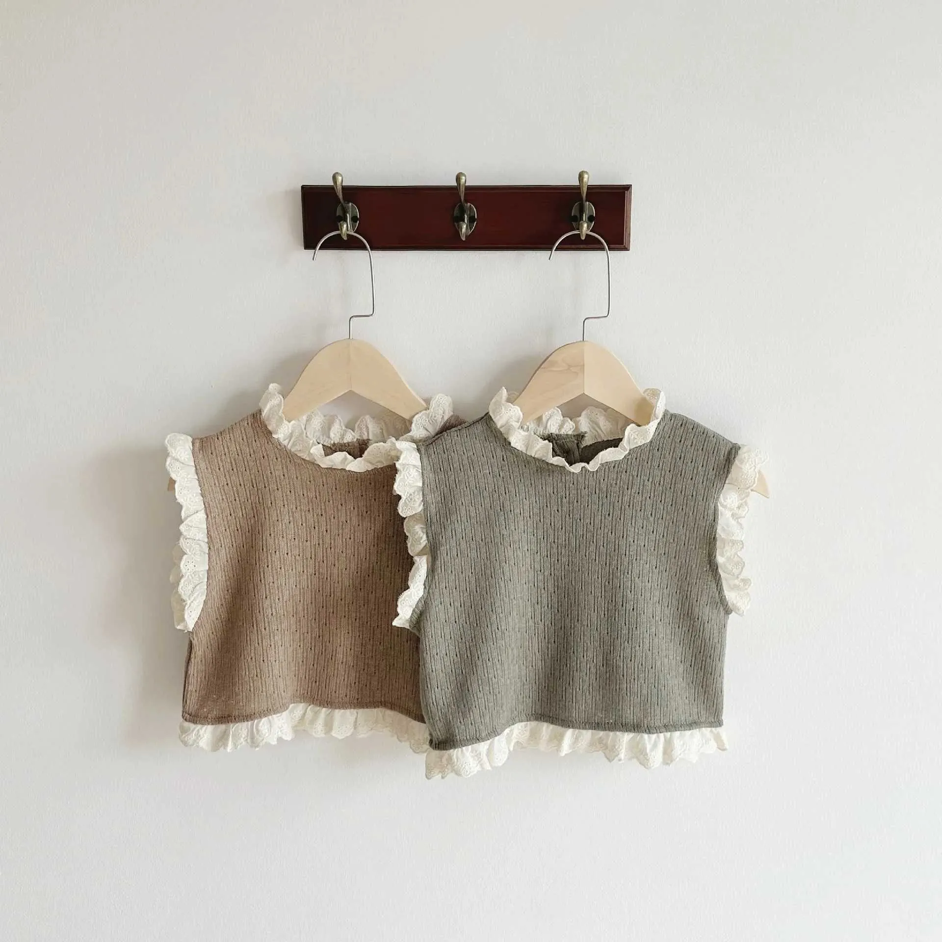 T-shirts 2024 Spring New Baby Girl Cute Hollow Out Sticked Vest Spädbarn Toddler Princess ärmlösa kappa barn Casual Tops H240423